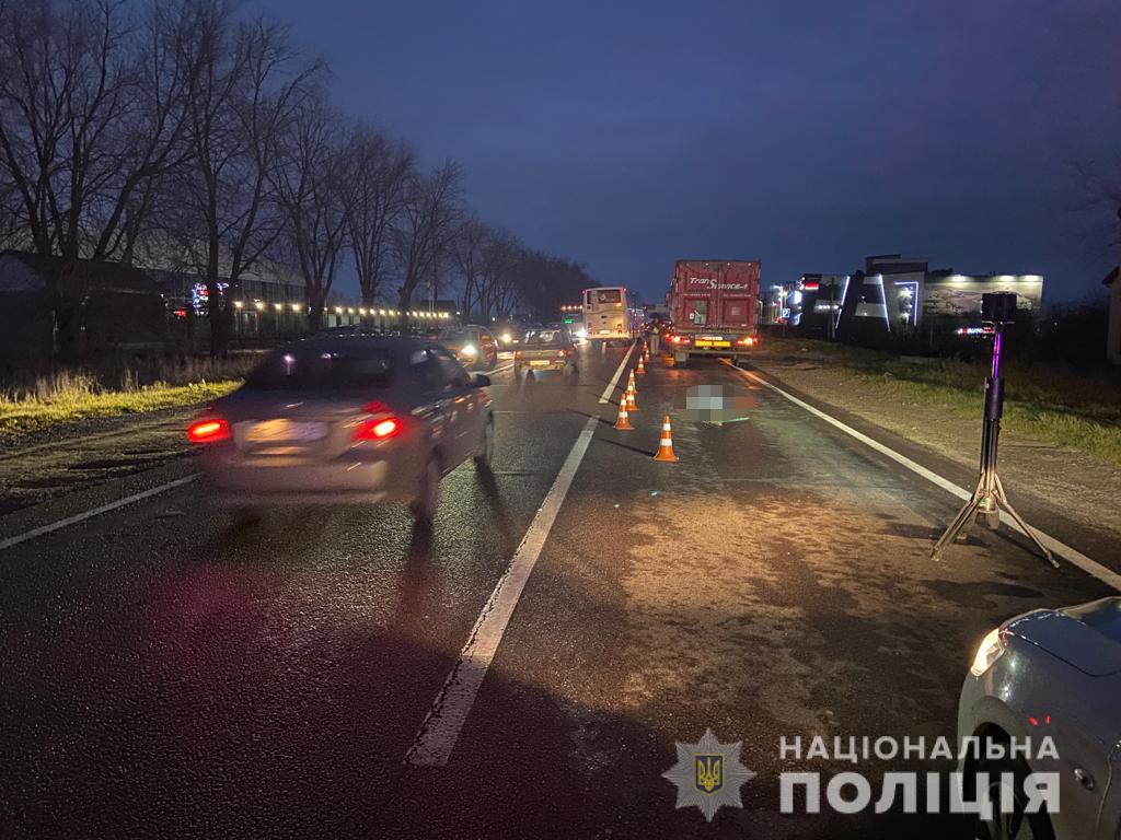 Під Львовом молодий чоловік загинув під колесами фури
