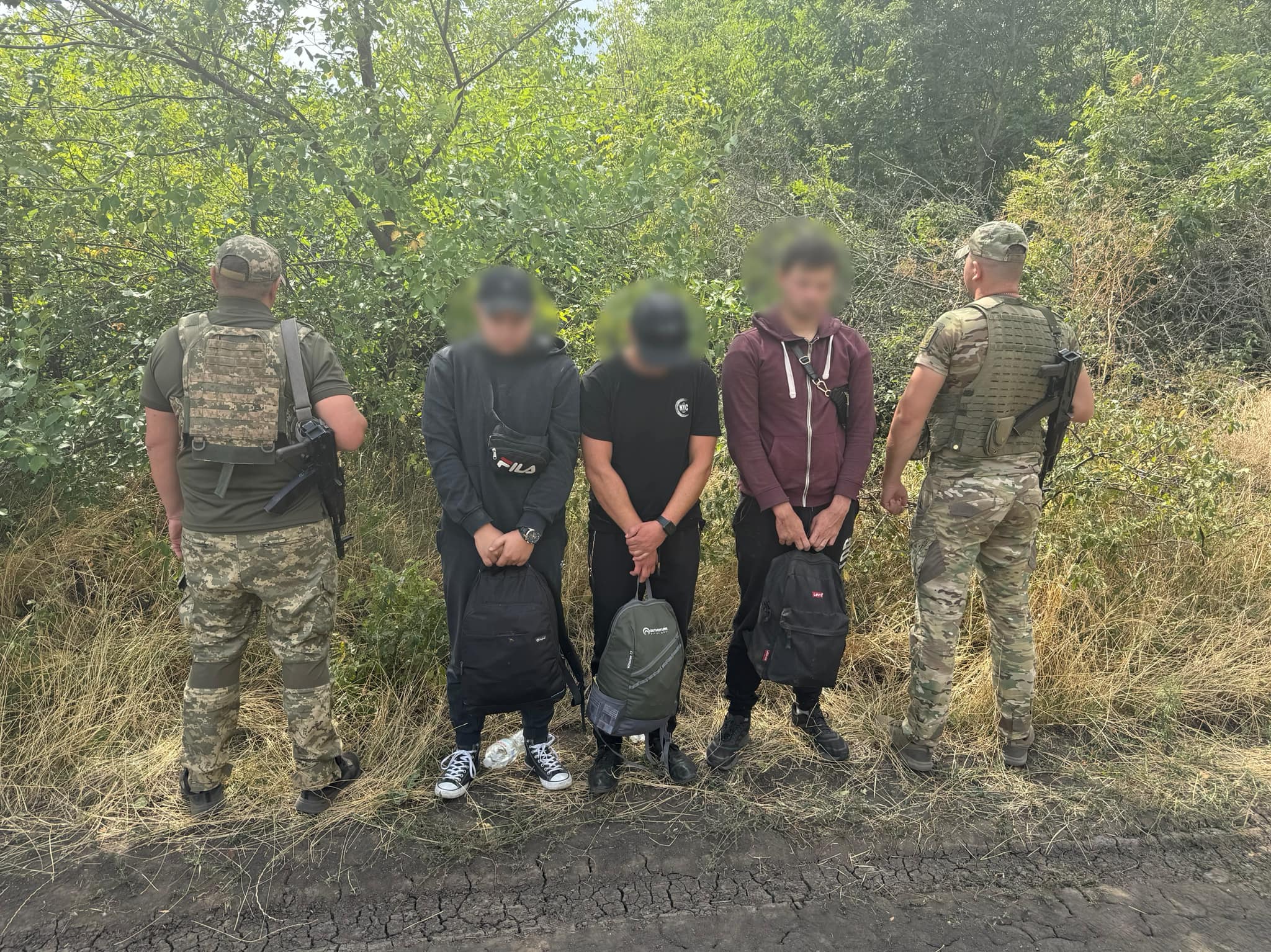 Ховались у соняшниках: прикордонники спіймали чоловіків, які намагались втекти за кордон