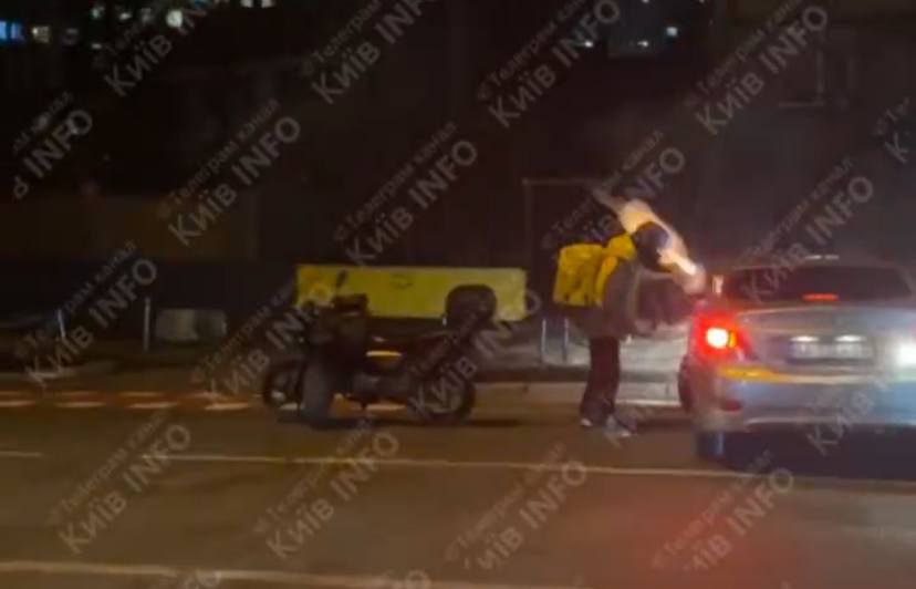 У Києві чоловік вистрелив кур’єру в голову: з’явилося відео інциденту