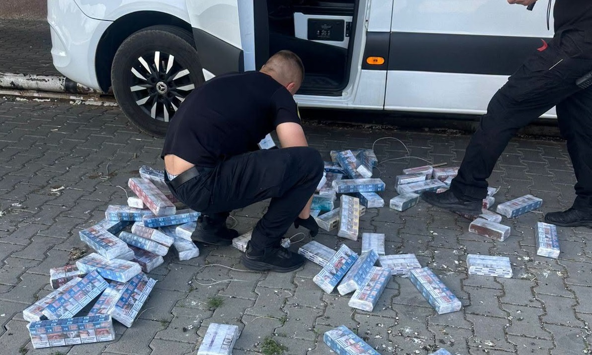 Поплатився новеньким "Мерседесом": на кордоні затримали чоловіка з таємним вантажем (фото)