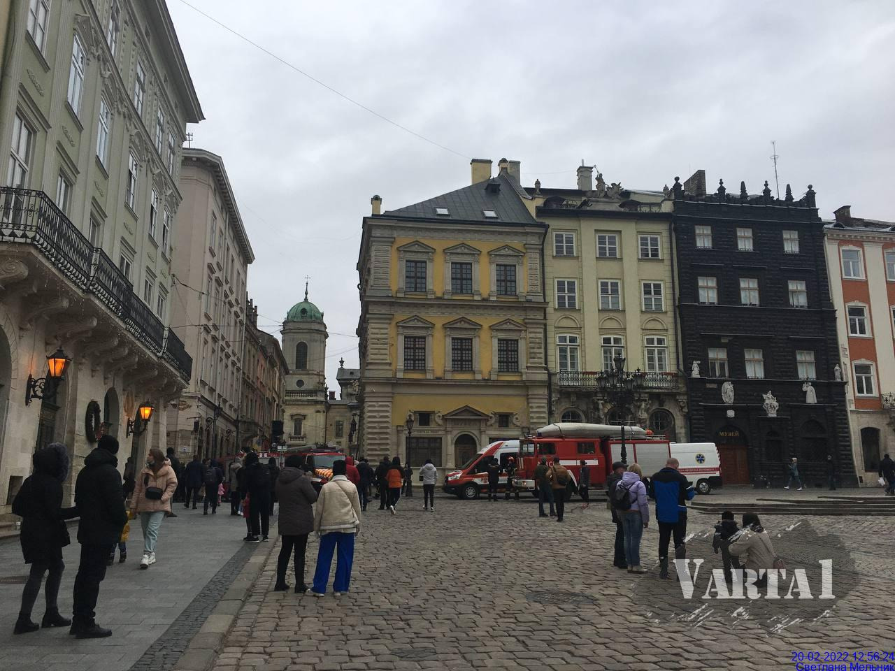 У центрі Львова обвалився дах будинку, люди заблоковані в квартирах