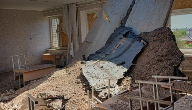 На Херсонщині росіяни зранку обстріляли житлові квартали та навчальний заклад