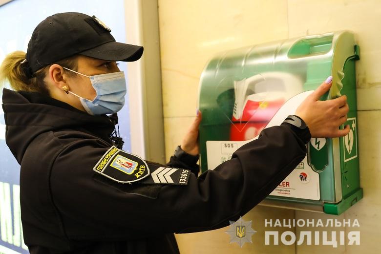 Раптово знепритомнів  у метро. У Києві поліцейська врятувала чоловіка, в якого зупинилося серце
