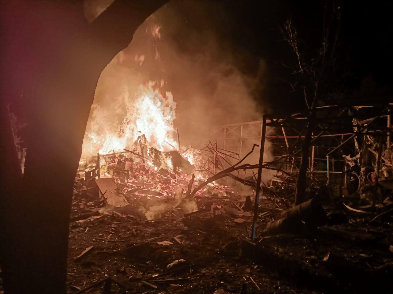 Наслідки нічної атаки на Київщину: троє постраждалих, пожежі, знищений дитсадок