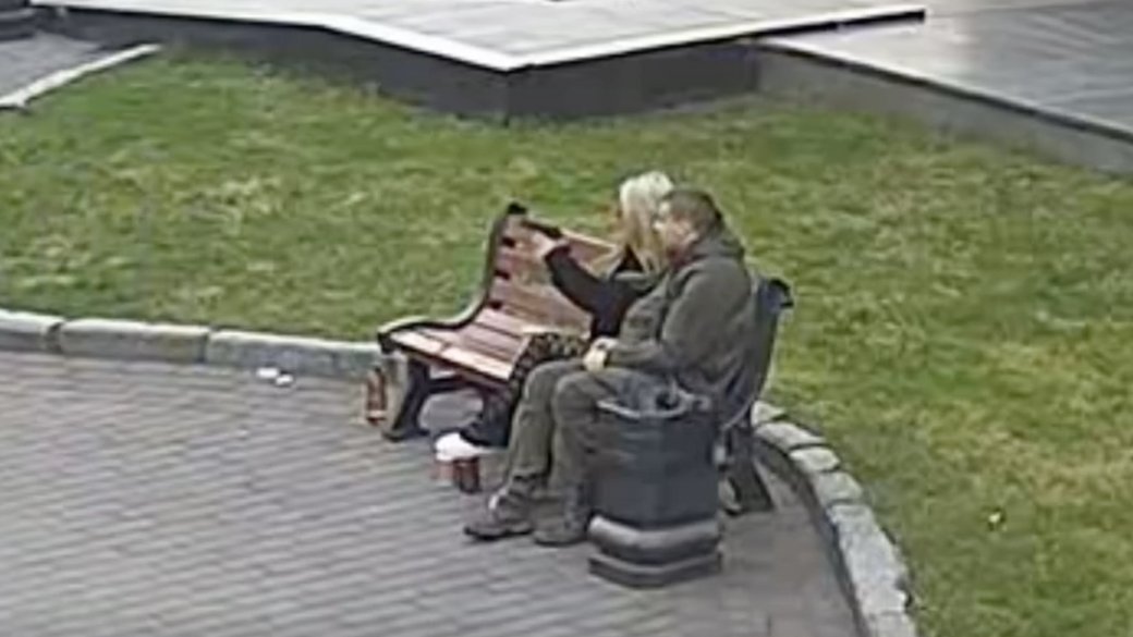 У Луцьку дівчана стріляла у тролейбус: відео інциденту