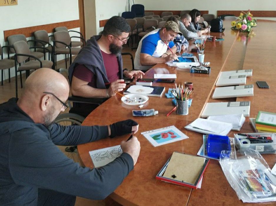«Сила кольору»: у театрі Марії Заньковецької відбудеться виставка картин, створених військовослужбовцями під час реабілітації