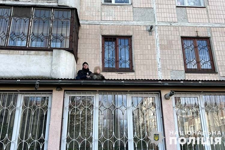 У Тернополі з вікна третього поверху випала дитина: в якому стані малюк