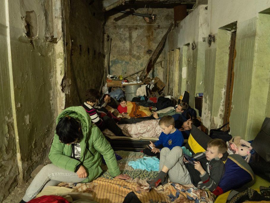 Окупанти викрали і вивезли в Росію людей з пологового будинку Маріуполя