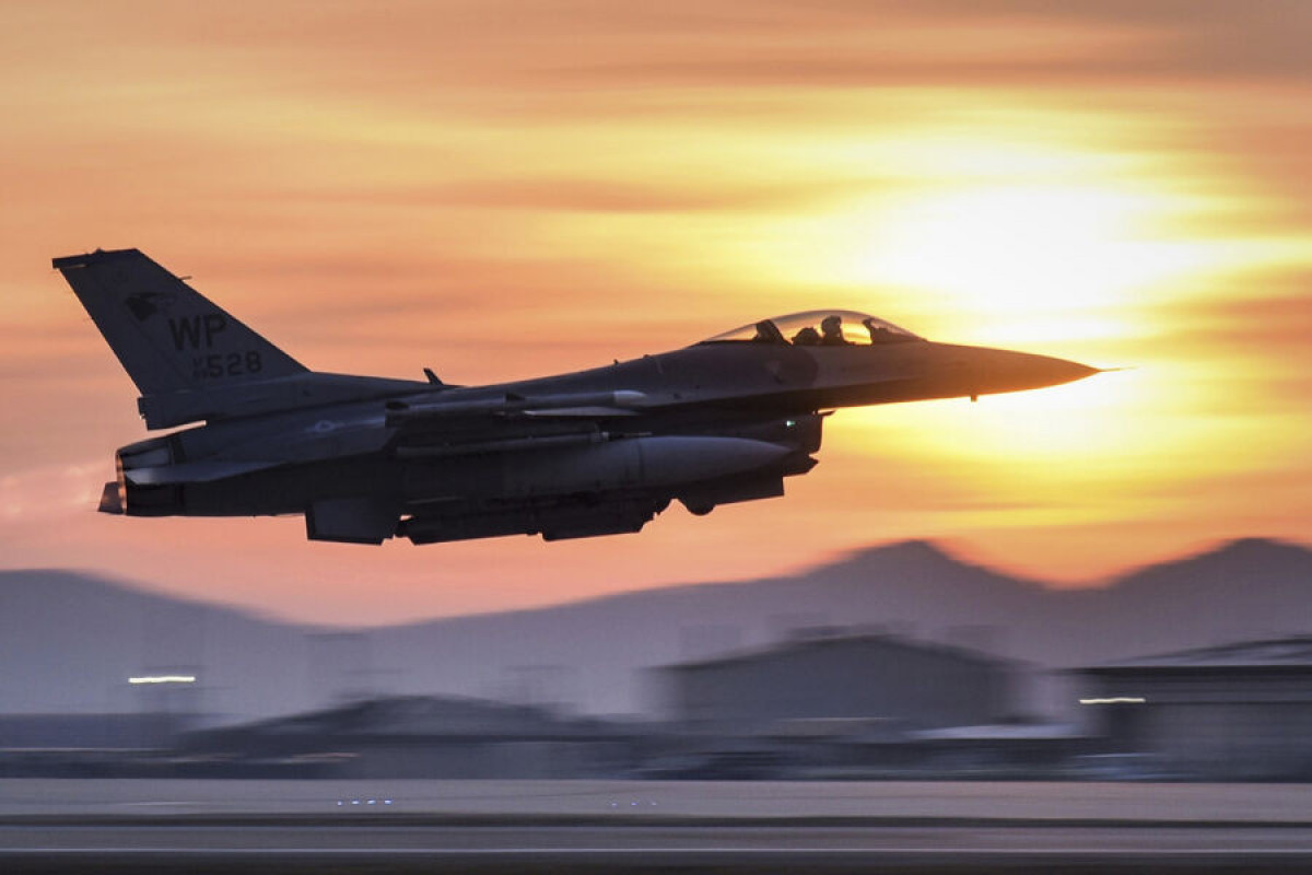 Військовий комітет НАТО наразі не надасть Україні винищувачів F-16