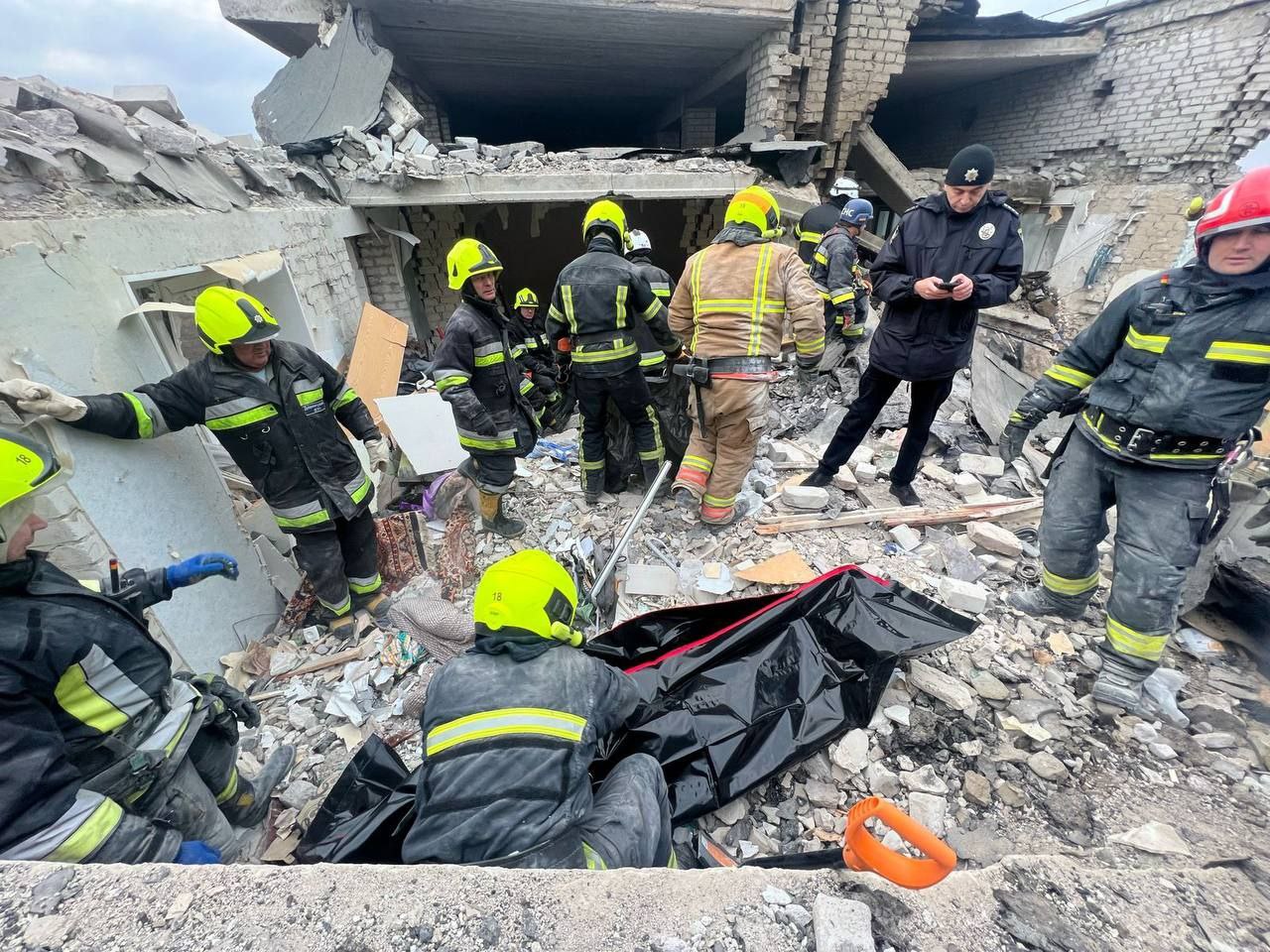 Удар по багатоповерхівці в Дніпрі. З-під завалів дістали тіло чоловіка