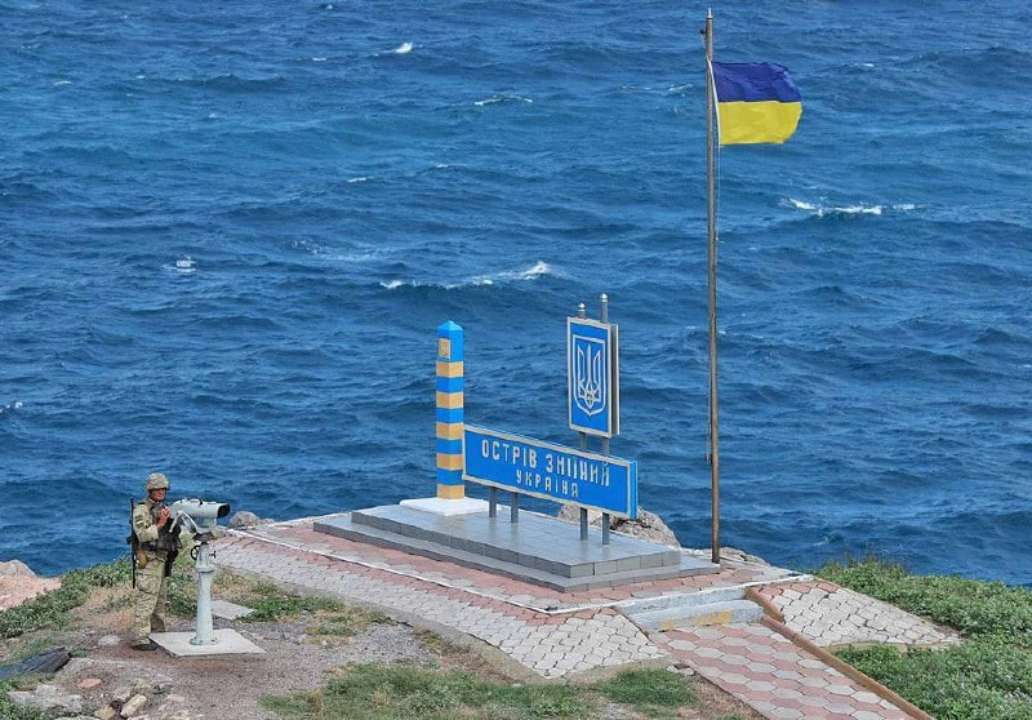 Встановили прапор, евакуювали кота. Українські військові показали, як виглядає острів Зміїний