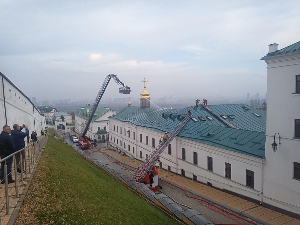 У Києві горить Києво-Печерська лавра. Є постраждалі