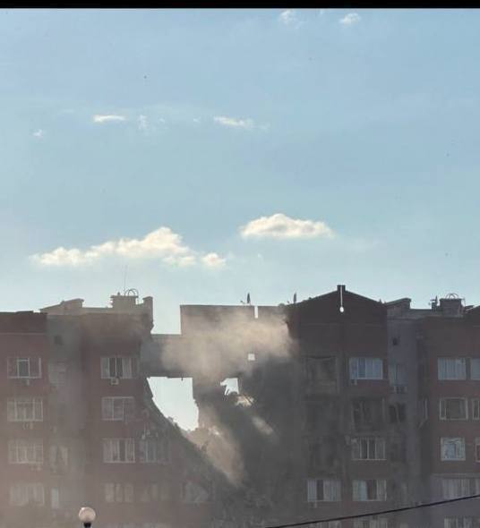 Заблоковані люди в квартирах та автівках, постраждало немовля: наслідки удару по будинку в Дніпрі
