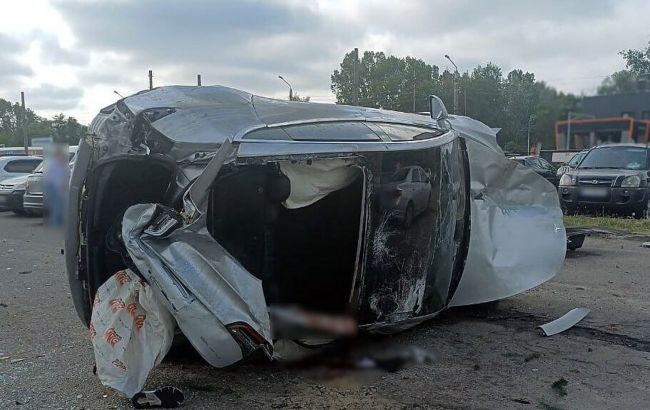 У Полтаві авто влетіло в парковку: є постраждалі, сім машин пошкоджено (фото)