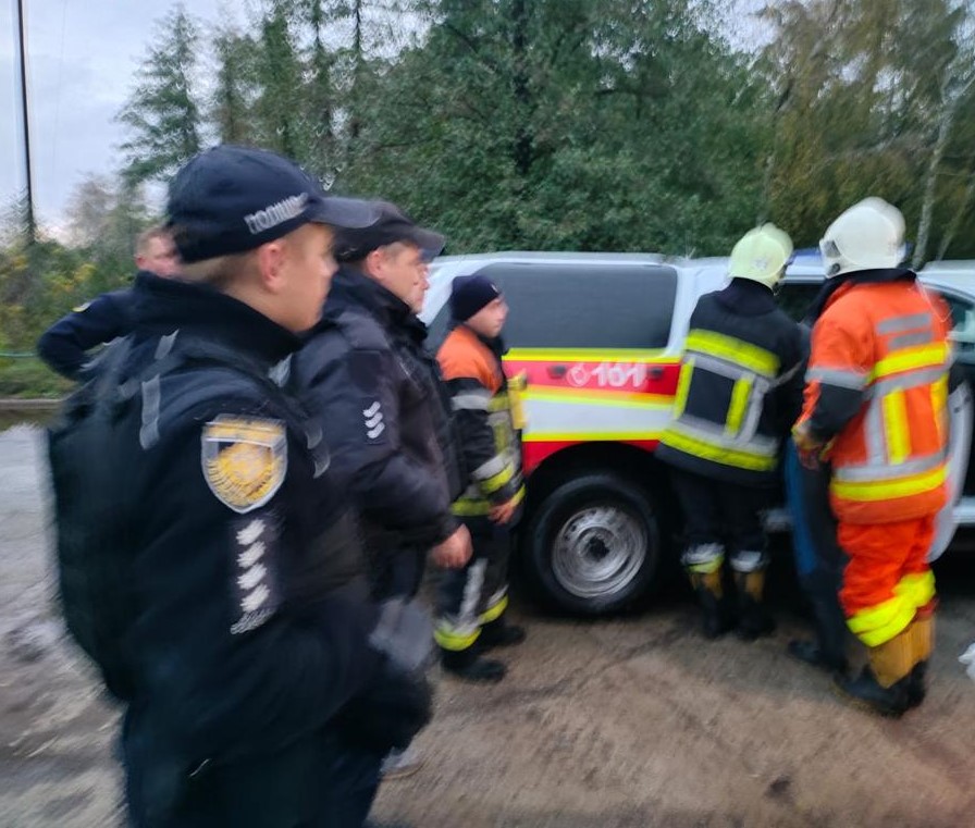 На Львівщині всю ніч шукали дідуся, який заблукав у негоду в лісі