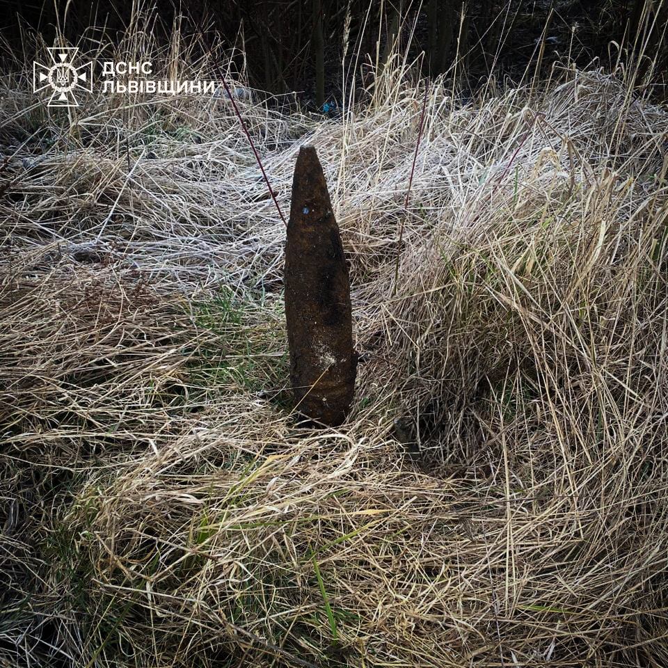 На Львівщині виявили одразу кілька застарілих боєприпасів