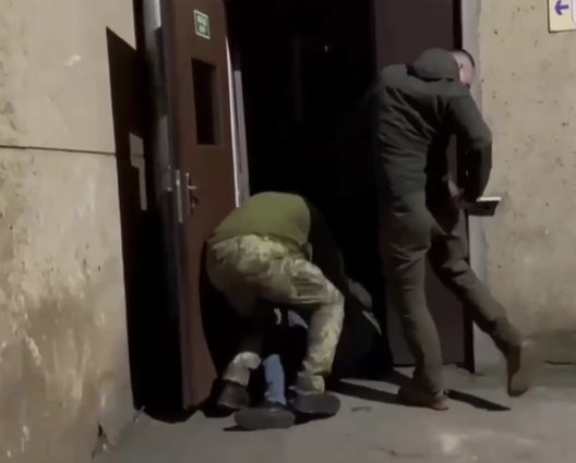 У Львові чоловіка силоміць затримали та відвезли до ТЦК. Розпочато службову перевірку