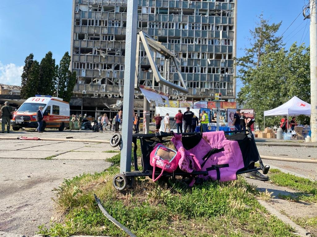 Жахіття Вінниці: 22 жертви, 42 зниклих безвісти і відео маленької Лізи перед ударом ракети