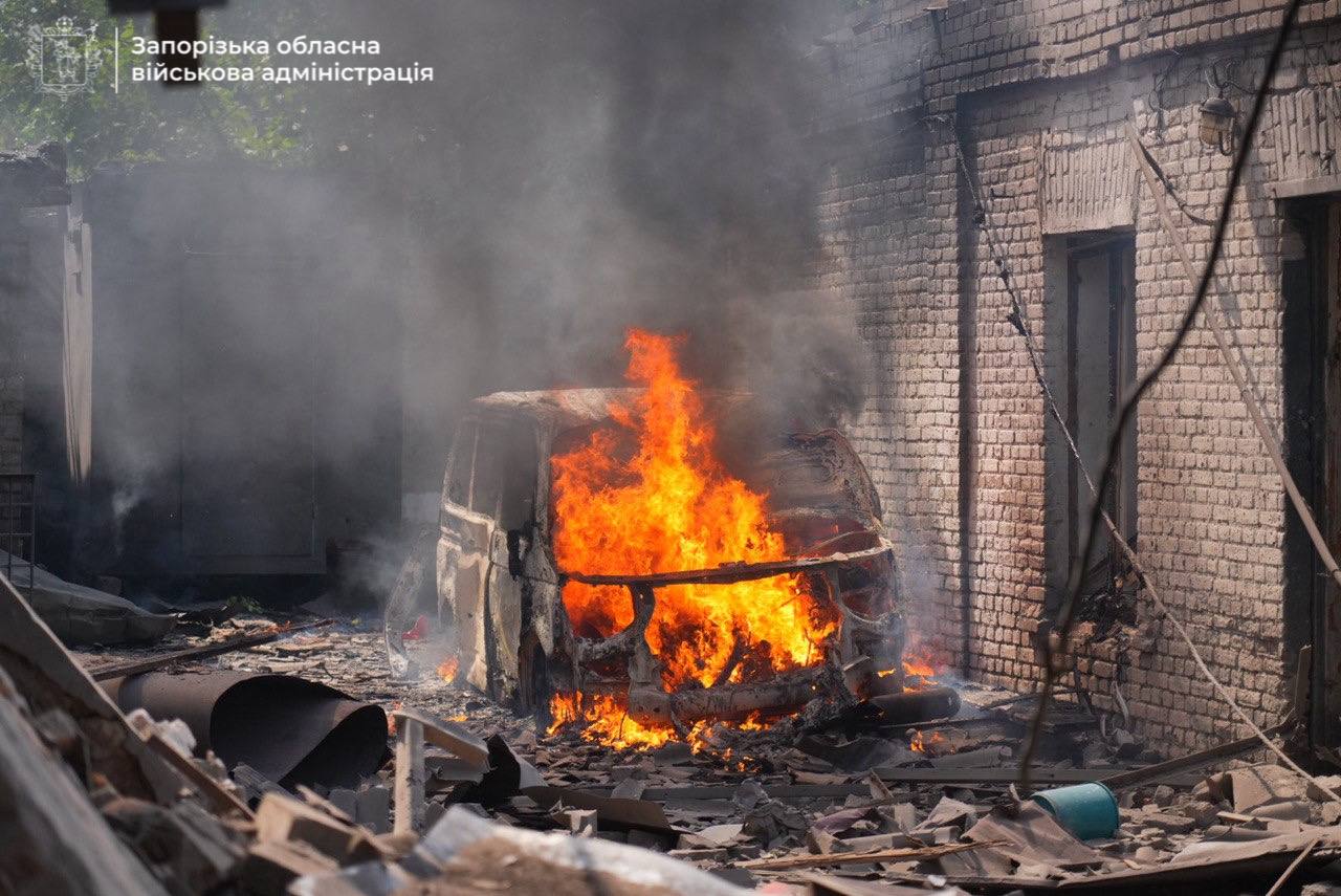 На Запоріжжі російські дрони влучили в університет і житлові будинки, є поранені (фото)