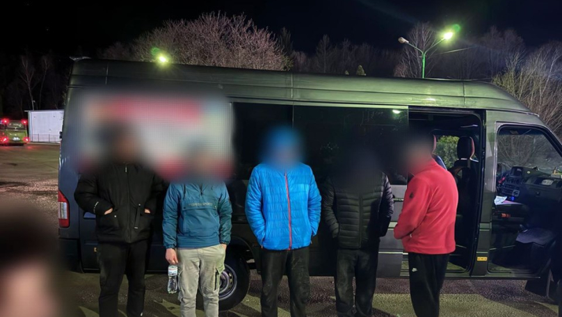Переховувалися у тайнику мікроавтобуса під час перетину кордону: на Львівщині затримали групу ухилянтів (фото)