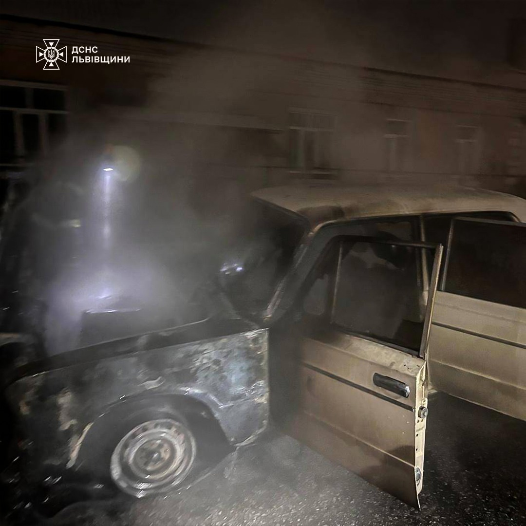 На Львівщині горів автомобіль ВАЗ (фото)