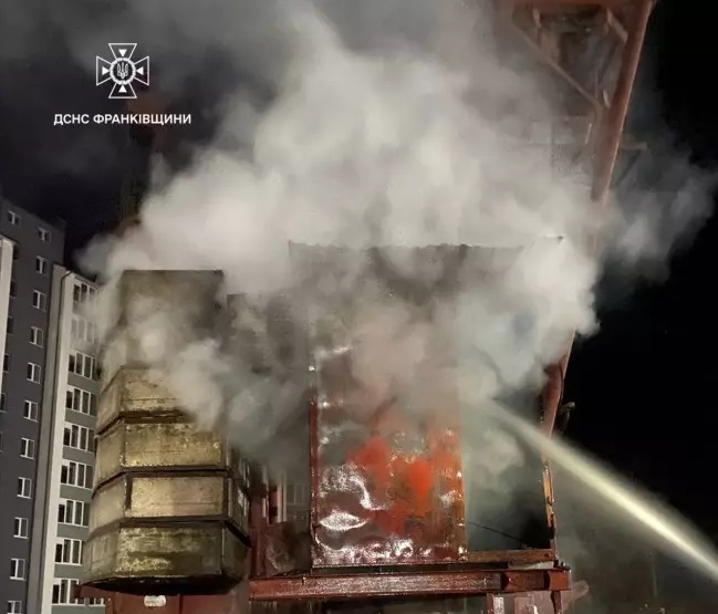 В Івано-Франківську горів будівельний кран: фото з місця пожежі