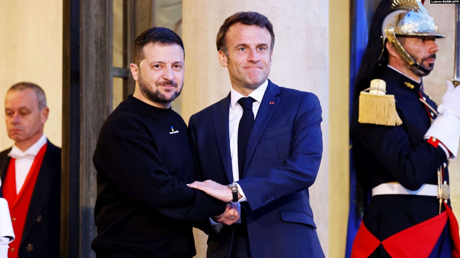 Франція допомагає Україні захищати свободу. Зеленський поспілкувався з Макроном