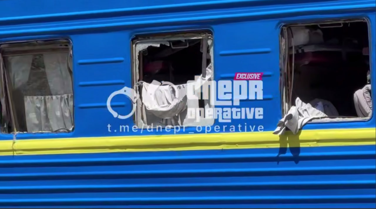На Дніпропетровщині пошкоджено пасажирський поїзд внаслідок ракетної атаки (ВІДЕО)