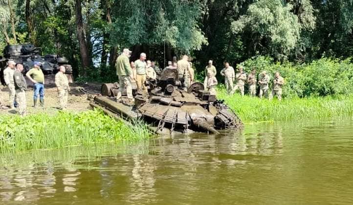 На Чернігівщині з Десни витягнули російський танк. Фото