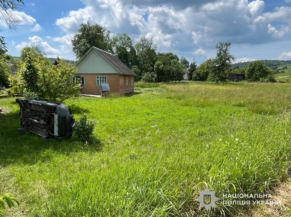 Медики виявилися безсилими: фото смертельної ДТП на Львівщині