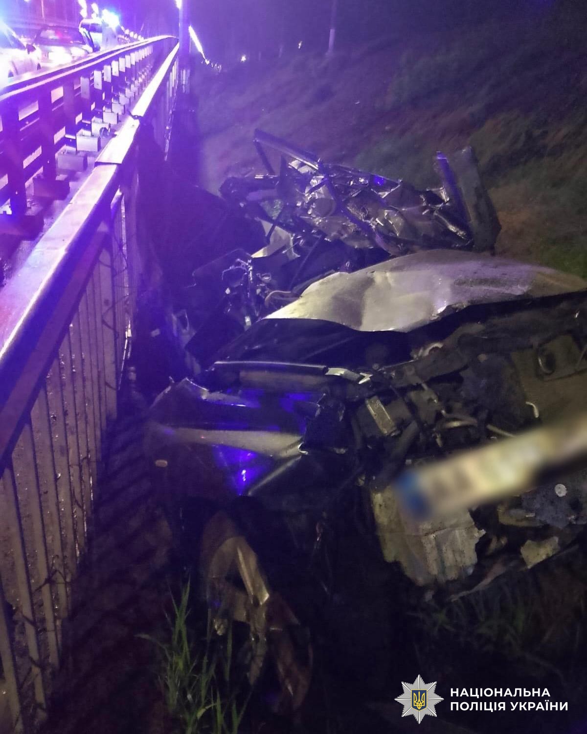 У Києві на Дарницькому мосту перекинулося авто: водія та пасажира тяжкі травми (фото)
