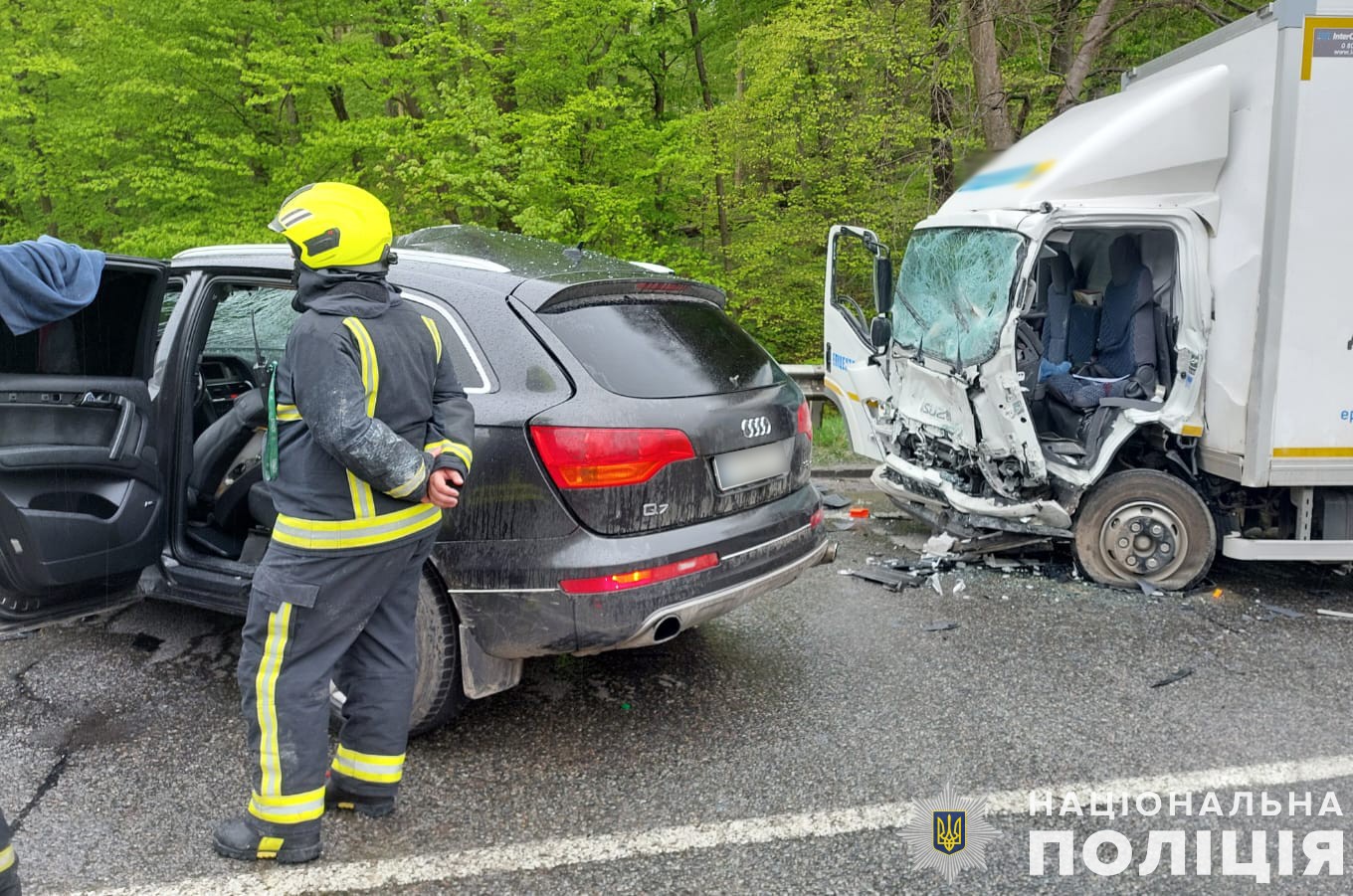 На Львівщині авто зіткнулося з вантажівкою: загинула жінка, серед постраждалих – 6-річна дівчинка