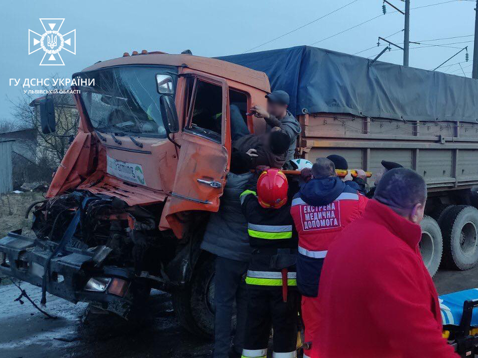 На Львівщині зіткнулися дві вантажівки: водія з кабіни витягали рятувальники