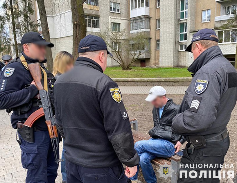У Львові п’яний чоловік поранив ножем перехожого і втік: нападника затримали (фото)