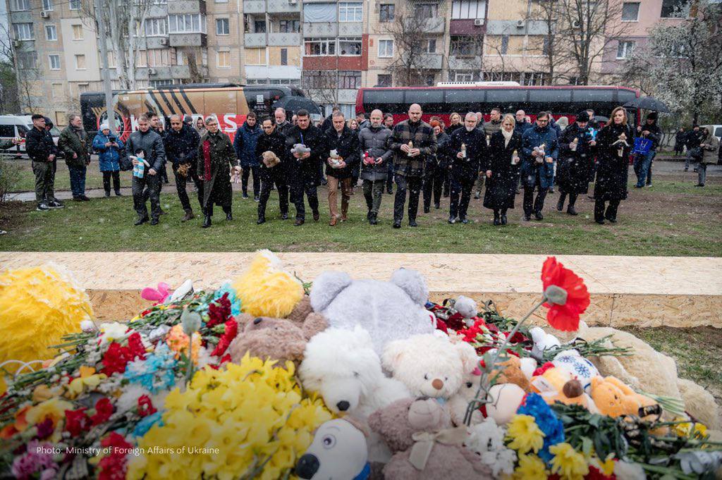 Іноземні дипломати у Кривому Розі вшанували памʼять загиблих дітей після удару РФ (фото)