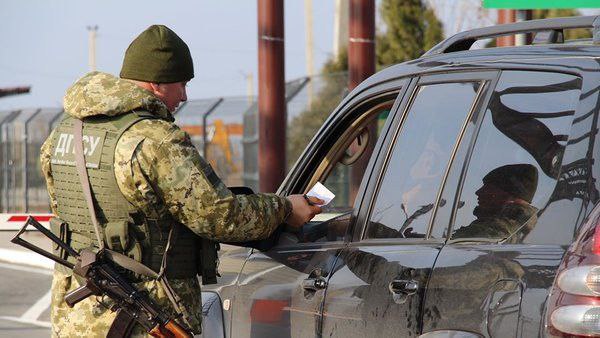 Вигадали історію про трьох дітей: на кордоні з Польщею викрили двох «багатодітних» закарпатців
