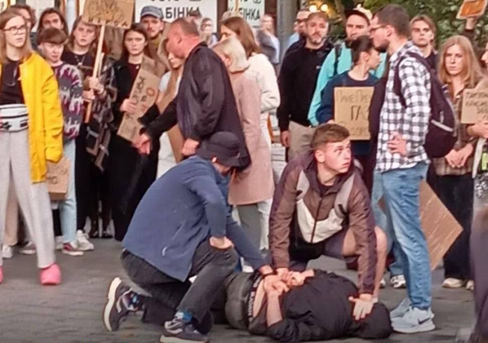 У Львові чоловік із ножем намагався вчинити напад на учасників акції: перше фото нападника