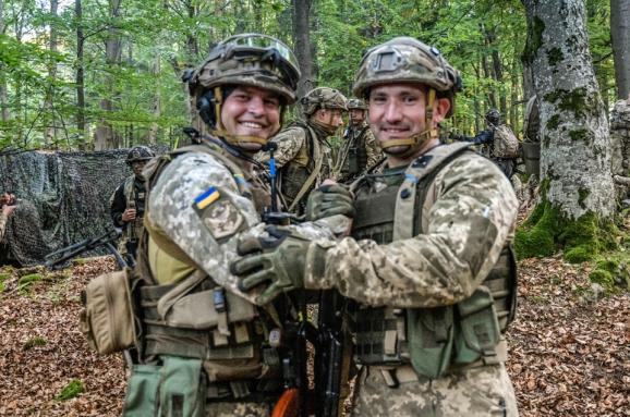 Снайпери з України. Наші десантники показали, як влучили прямо в люк ворожої машини