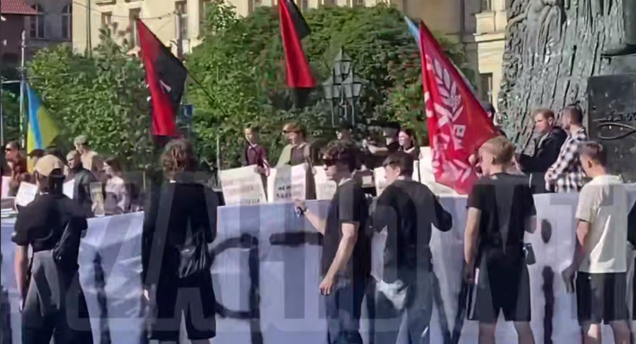 У центрі Львова триває мітинг щодо міграційної політики