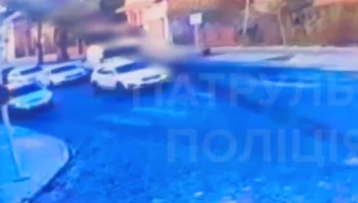 У Львові п’яний водій врізався в чуже авто, браму і знак «Зупинка заборонена»