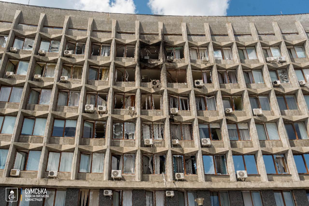 Удар РФ по будівлі ОВА в Сумах: зʼявилися фото наслідків