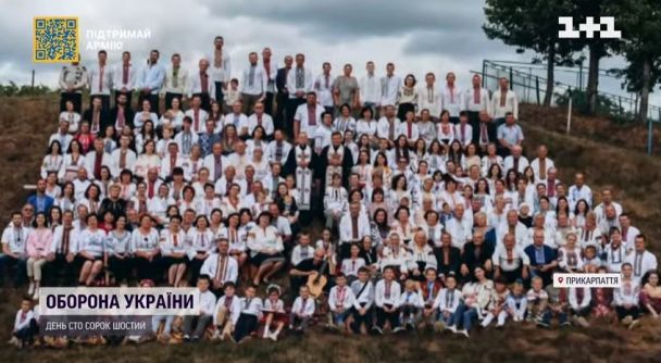 Ціле село на Прикарпатті відтворило 100-річне фото своїх пращурів