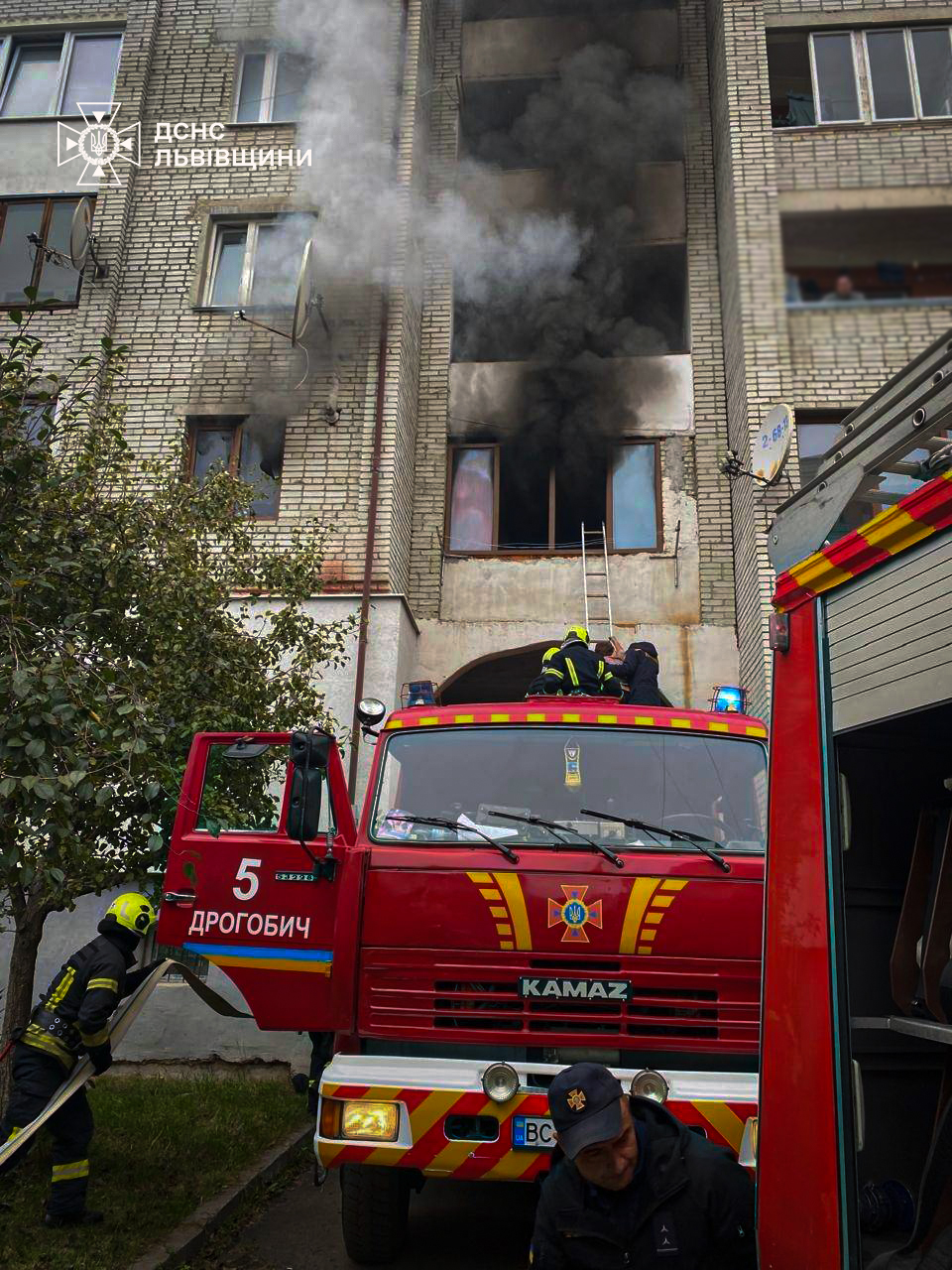 Жінка, висівши з балкону, кликала на допомогу:  у Дрогобичі виникла пожежа у багатоповерхівці (фото)