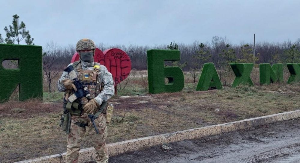 «Не буксуємо». Українські військові показали «дорогу життя» до Бахмута