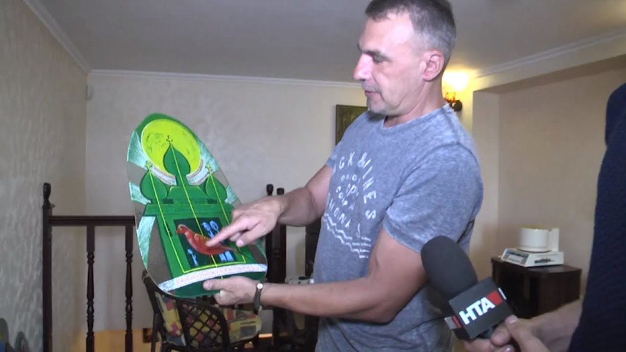Зубний технік малює на зубах