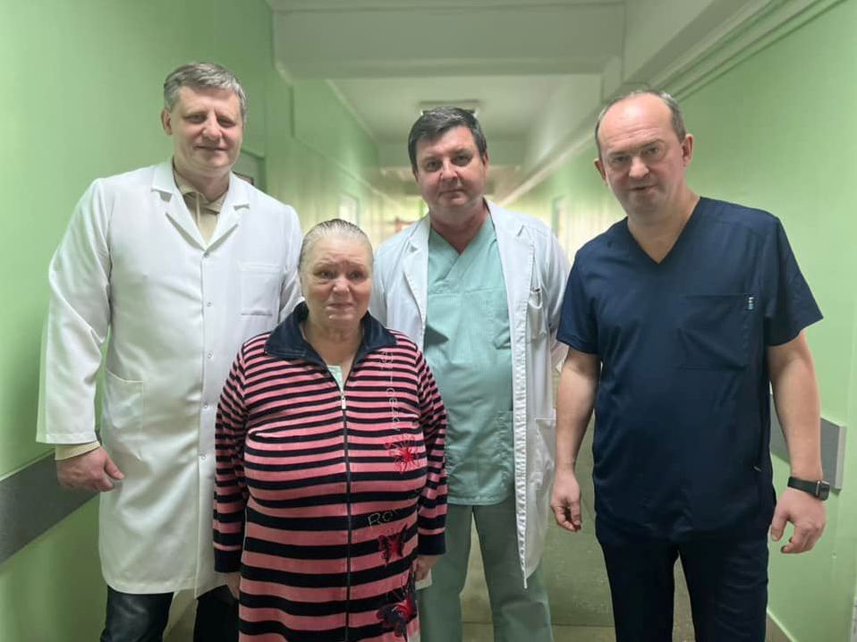 У Львові прооперували жінку, яка три місяці ходила зі зламаним хребтом
