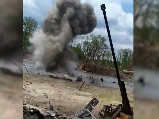 Замінували під самим носом у ворога: феєричний момент підриву понтонного моста на Луганщині. Відео