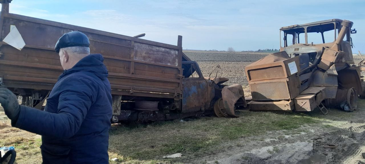 Українські фермери привезли на кордон із Польщею розстріляну росіянами сільгосптехніку. Фото
