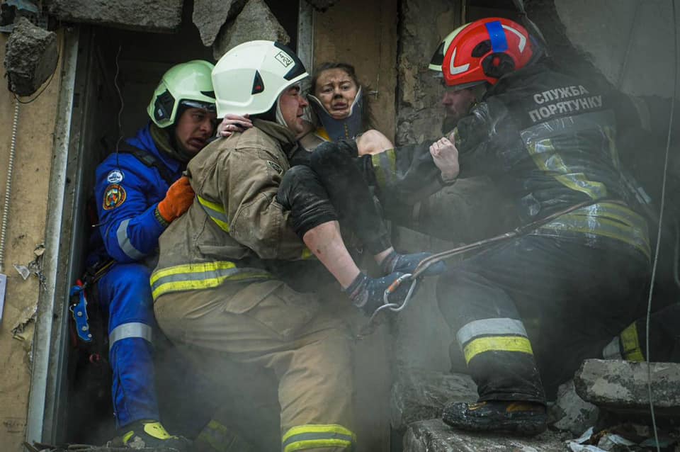 Кількість жертв у Дніпрі зросла до 25 людей. Одну жінку врятували після ночі розбору завалів. Оновлено (від 14:32)