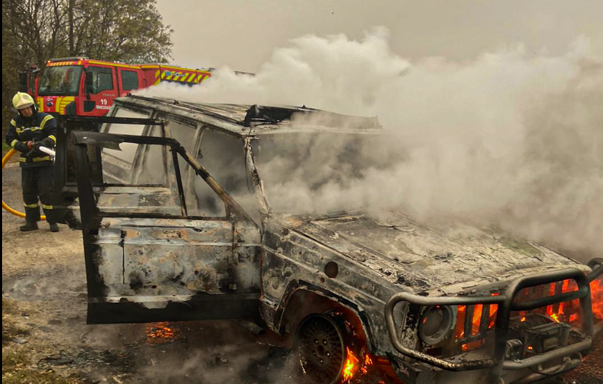 На Львівщині автомобіль загорівся під час руху. Фото